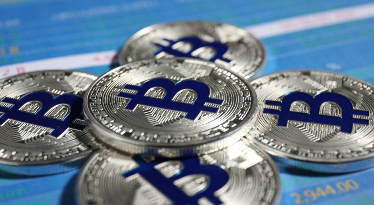 上市公司目前持有超过一百万比特币