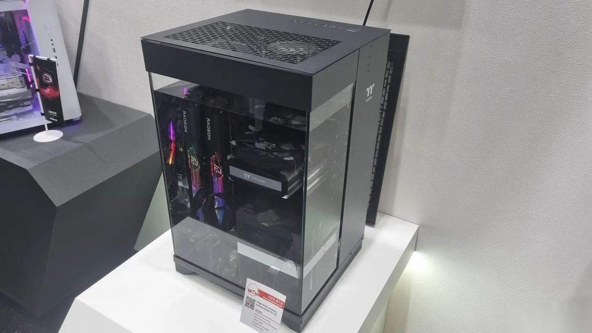 PC厂商创新散热方案 机箱变鱼缸，零件全浸