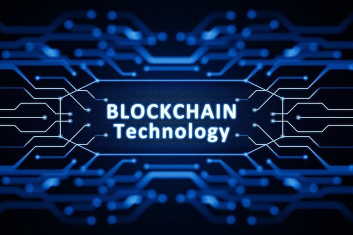 晨间加密货币报告：Ripple 首席执行官和 1 万亿美元稳定币热潮，比特币在 121,800 美元处挣扎，柴犬表情包币面临 2025 年触底风险