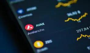 HYPE 维持 45 美元支撑位，而 AVAX 下跌——专家支持这款新币，并发行加密卡，预期收益达 6,500%