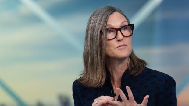 凯茜·伍德在市场下跌之际大量买入她最喜欢的加密货币股票