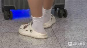 乘坐自动扶梯时哪种鞋有安全隐患