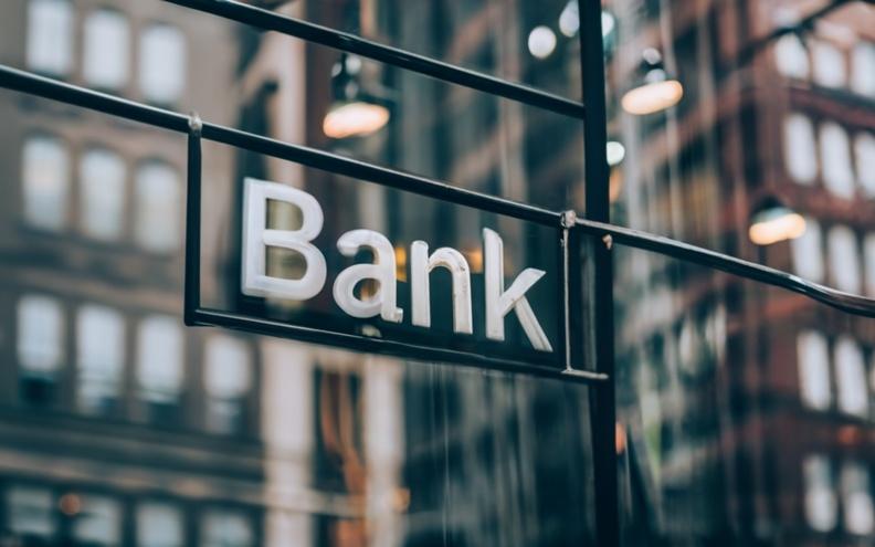 美国银行业正迎来史上最疯狂“抱团取暖”，谁能挑战摩根大通与美银