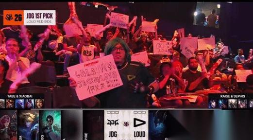 顶级乌龙 导播不懂中文误把Gala黑粉嘲讽当应援狂拍