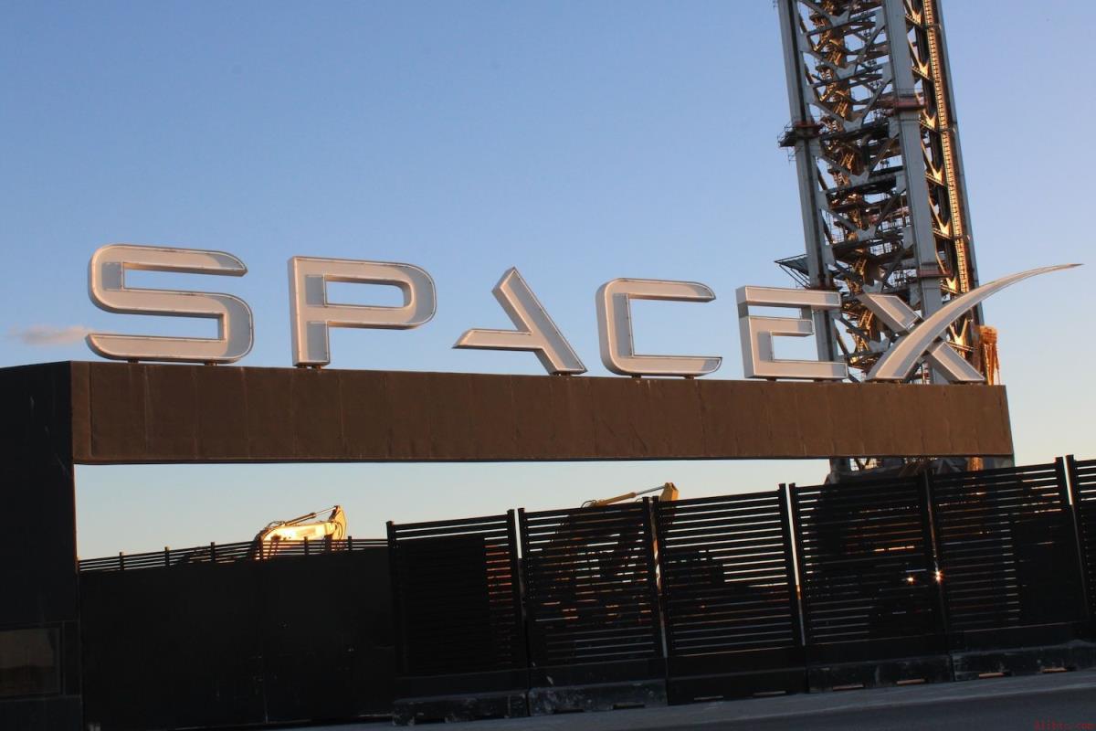 Hyperliquid 14亿美元SpaceX永续合约上线，竞争对手取消代币化版本